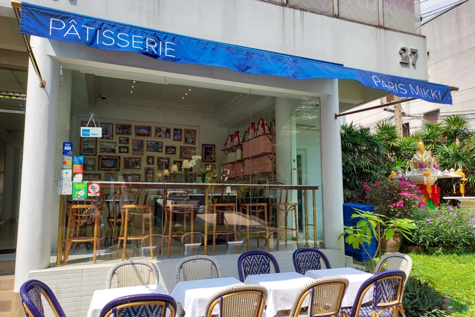 the front of Paris Makki's pattiserie store with outdoor tables