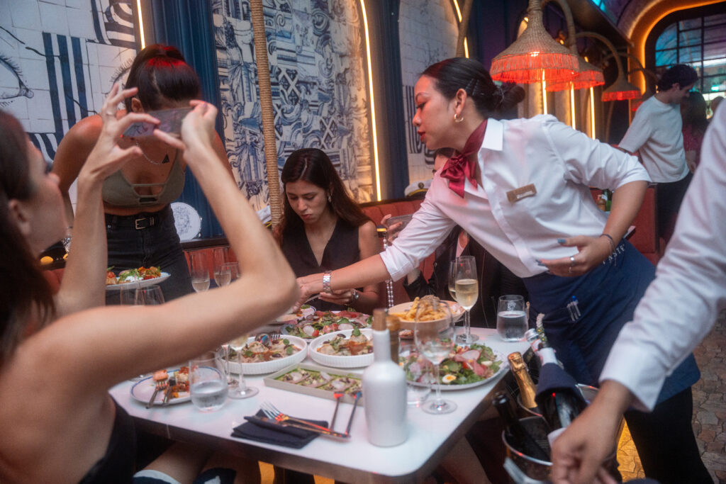 ma chérie staff poi serving