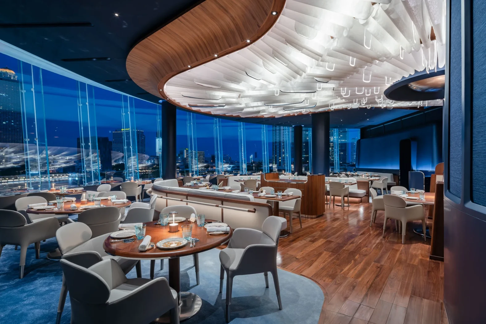 Discover the magnificent interior of the Blue by Alain Ducasse Bangkok french restaurant.