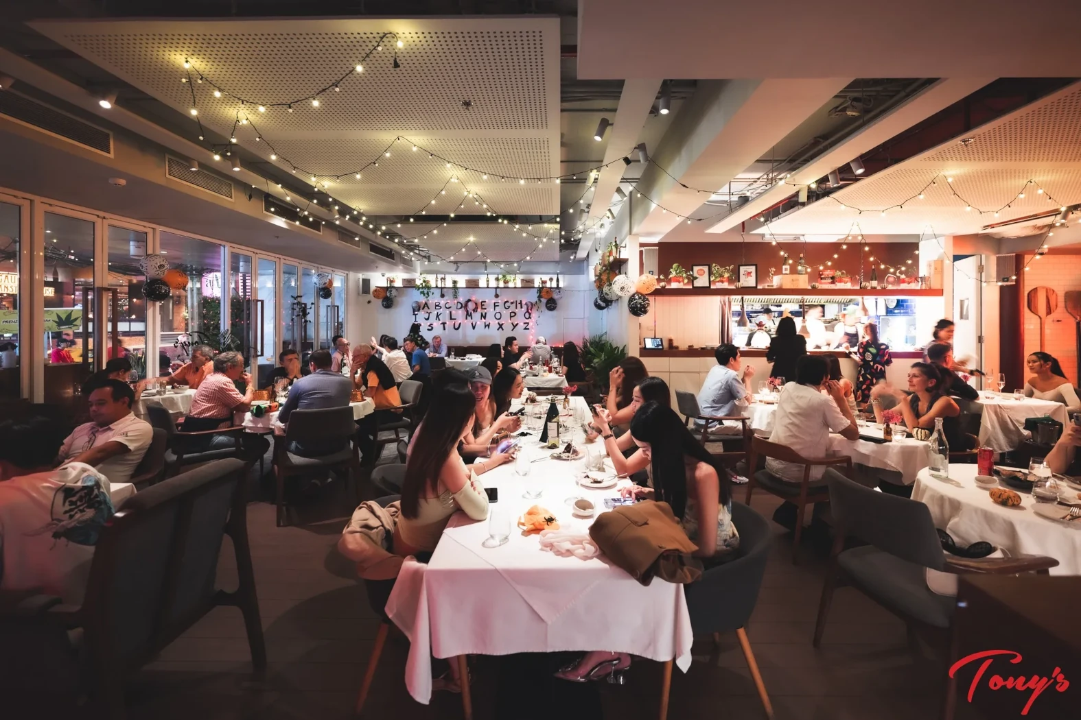 Photo of people enjoying the night and eating Italian food at Tony’s restaurant in Sukhumvit Soi 11.