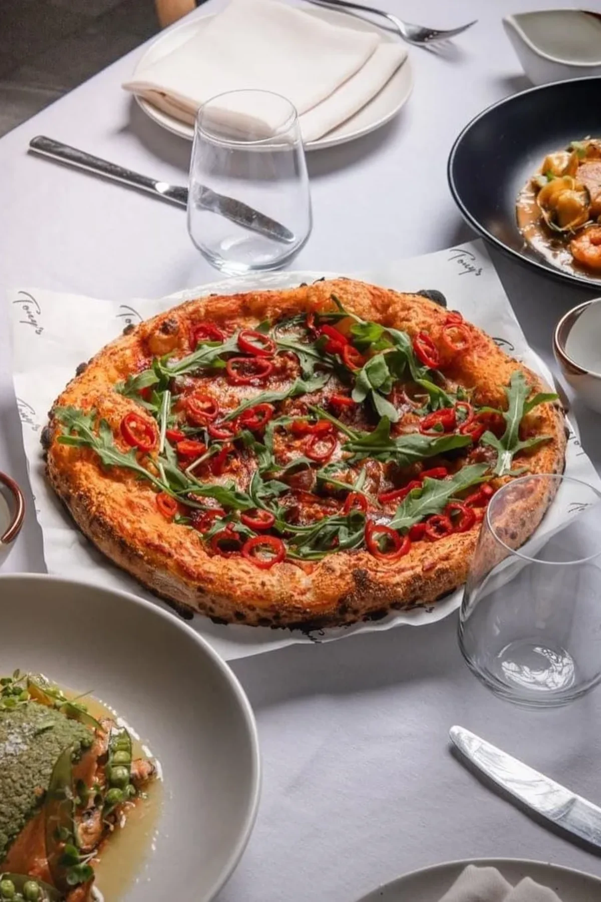 tonys bangkok restaurant sukhumvit soi 11 pizza table